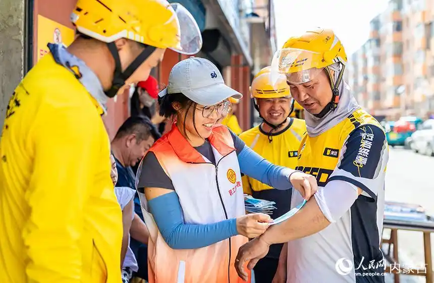 内蒙古呼和浩特：夏日送清凉 关爱沁人心