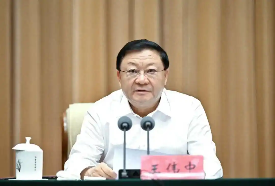 内蒙古自治区党委决定，隋青兼任自治区党委统战部部长，胡达古拉不再兼任这一